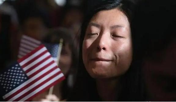 一位美国华人曾表示：“如果美国放开移民，你看国内40岁以下还剩多少”。要我说，即