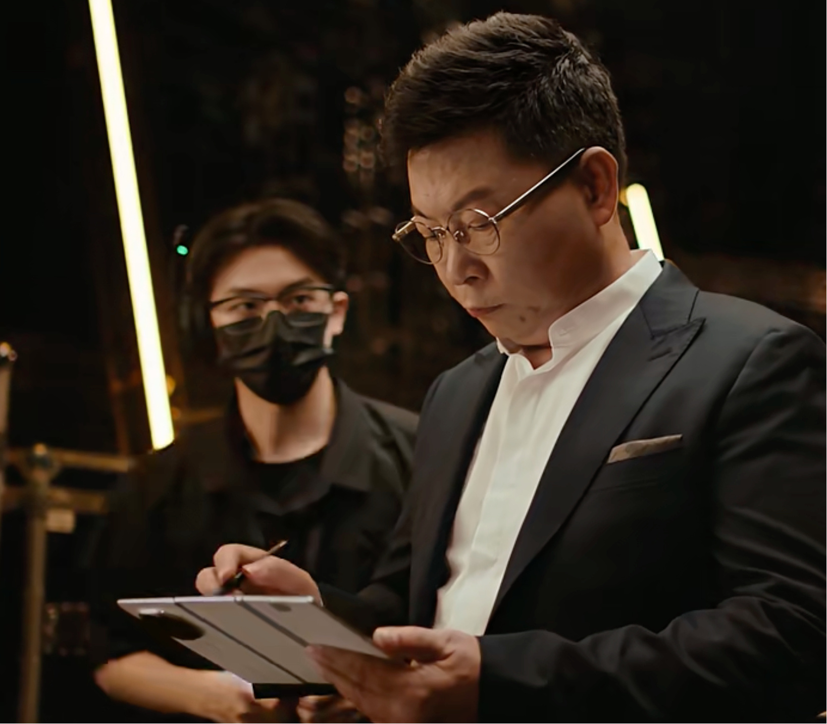 余承东曝光新款三折叠华为新三折这次支持手写笔了，那么大屏幕确实有个手写笔更好[嘻