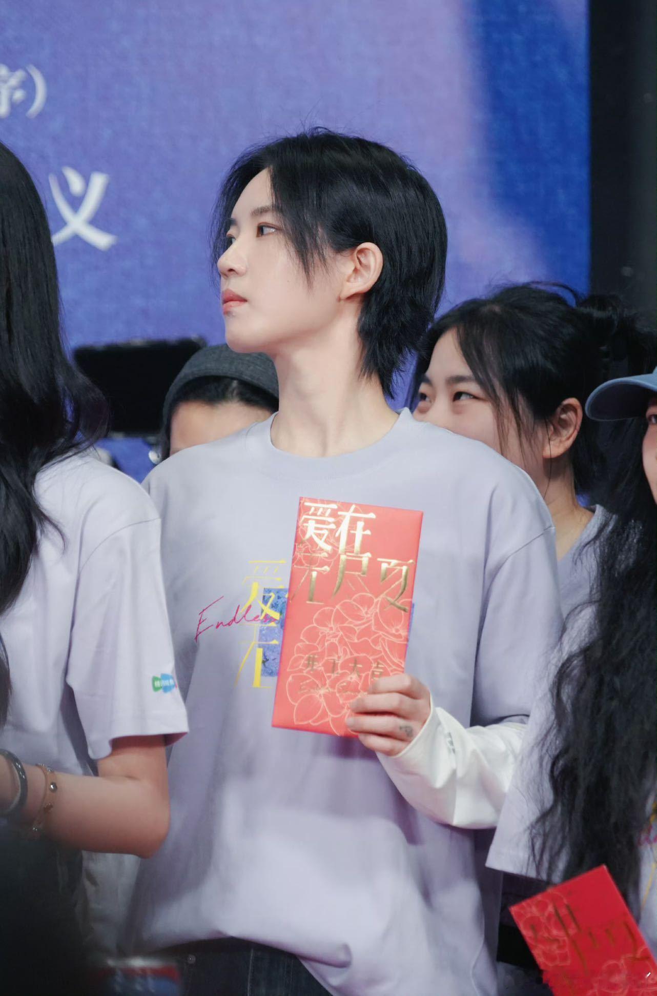 陆柯燃进组爱在无尽夏丁禹兮孟子义柯淳陆柯燃开机照 这部剧的演员配置还挺惊喜的，几