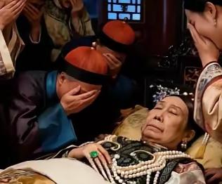 1908年慈禧太后临终之际，命令八位贴身宫女陪葬，但荣禄的女儿冒险救出一人，她因