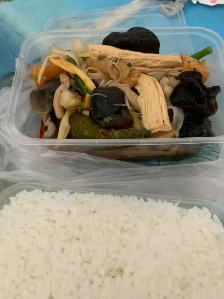 网友：被一个卖凉菜的羞辱了。 ​​​