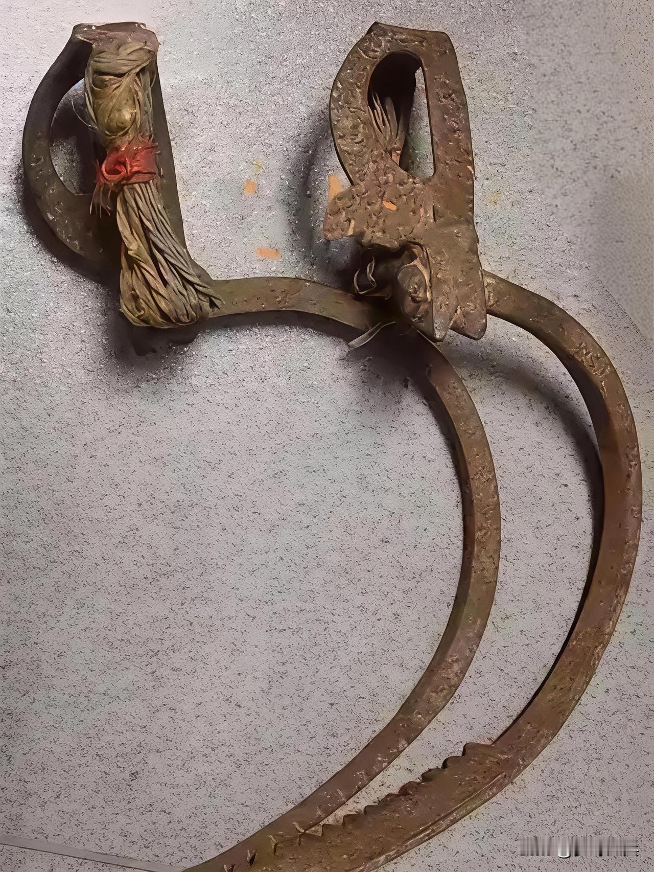 老房子里一对老物件，像弯钩一样，不知道是干啥用的？问了30多个人都不认识它，应该