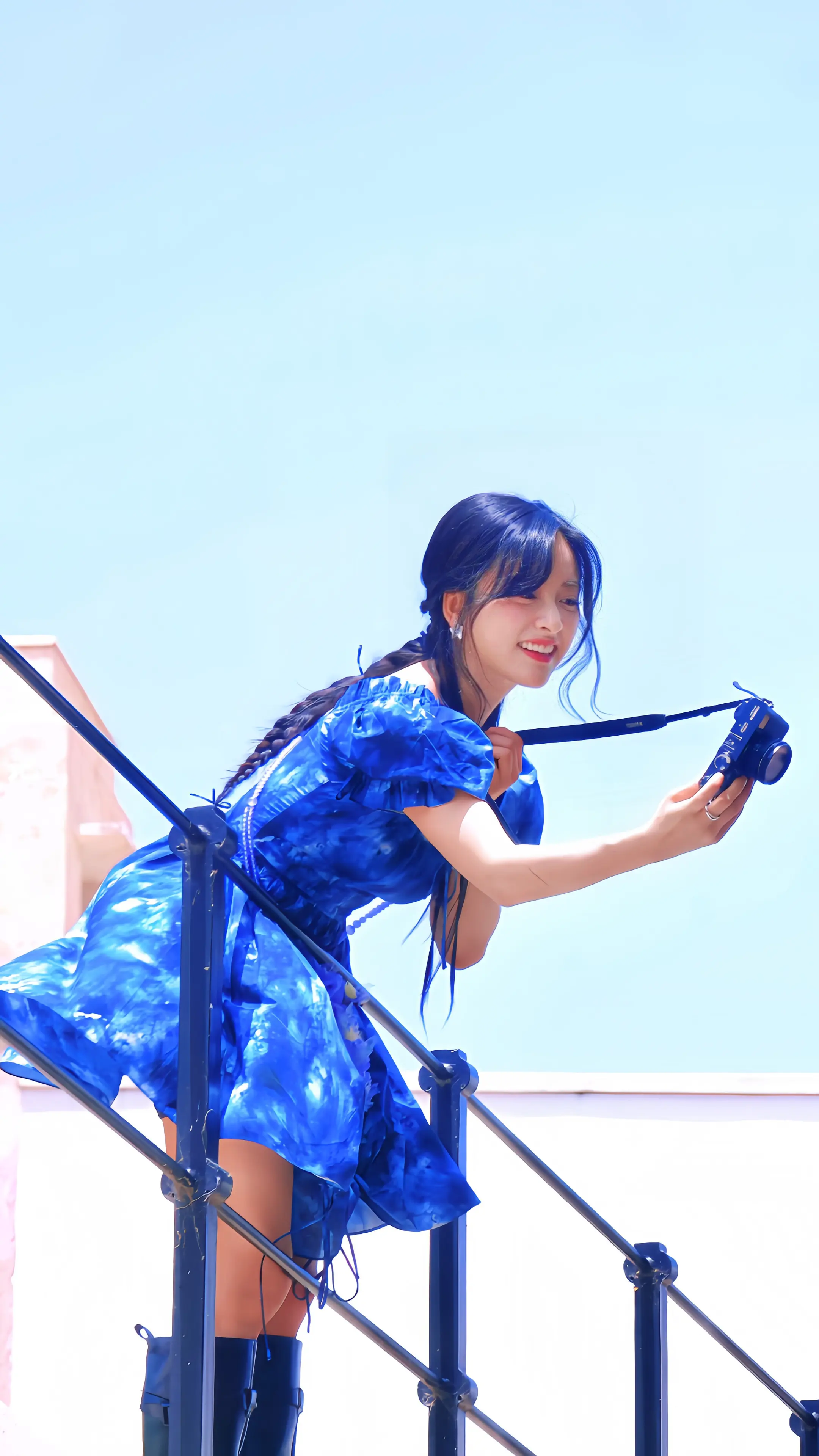 少女飞扬的裙摆。