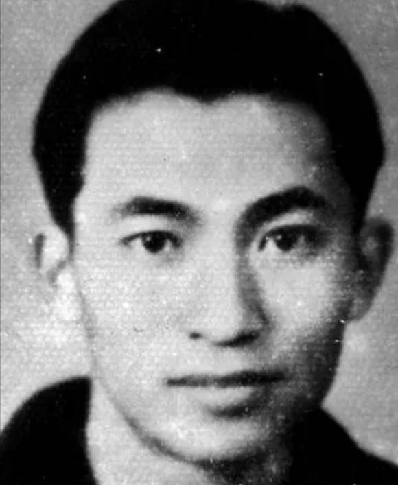 1949年，在重庆解放前一天，我军一名地下党身中27枪，壮烈牺牲，不久后，他新婚