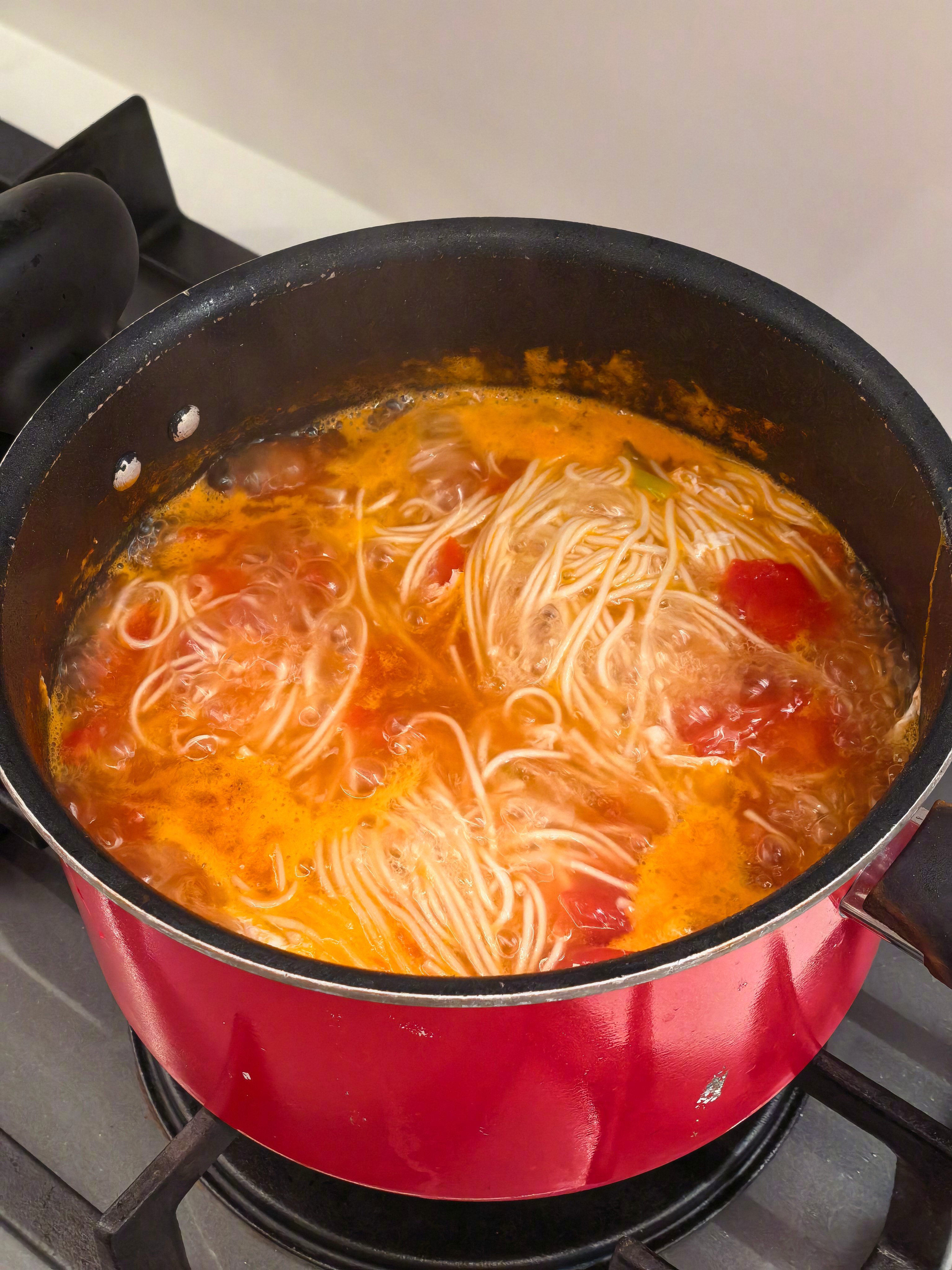 给闺女煮个西红柿面，吃完上学，之后我飞贵州，开始2026年高强度工作，今年我们会