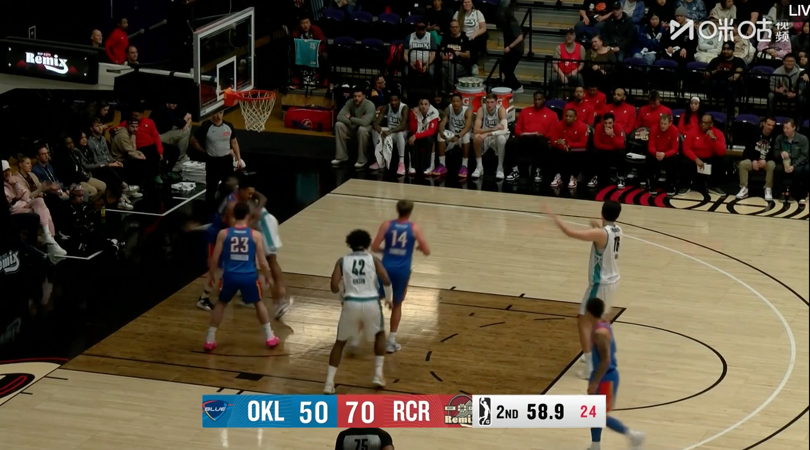 #杨瀚森半场两双# #杨瀚森大战小人国# 游刃有余！G联赛半场拿到10分10篮板