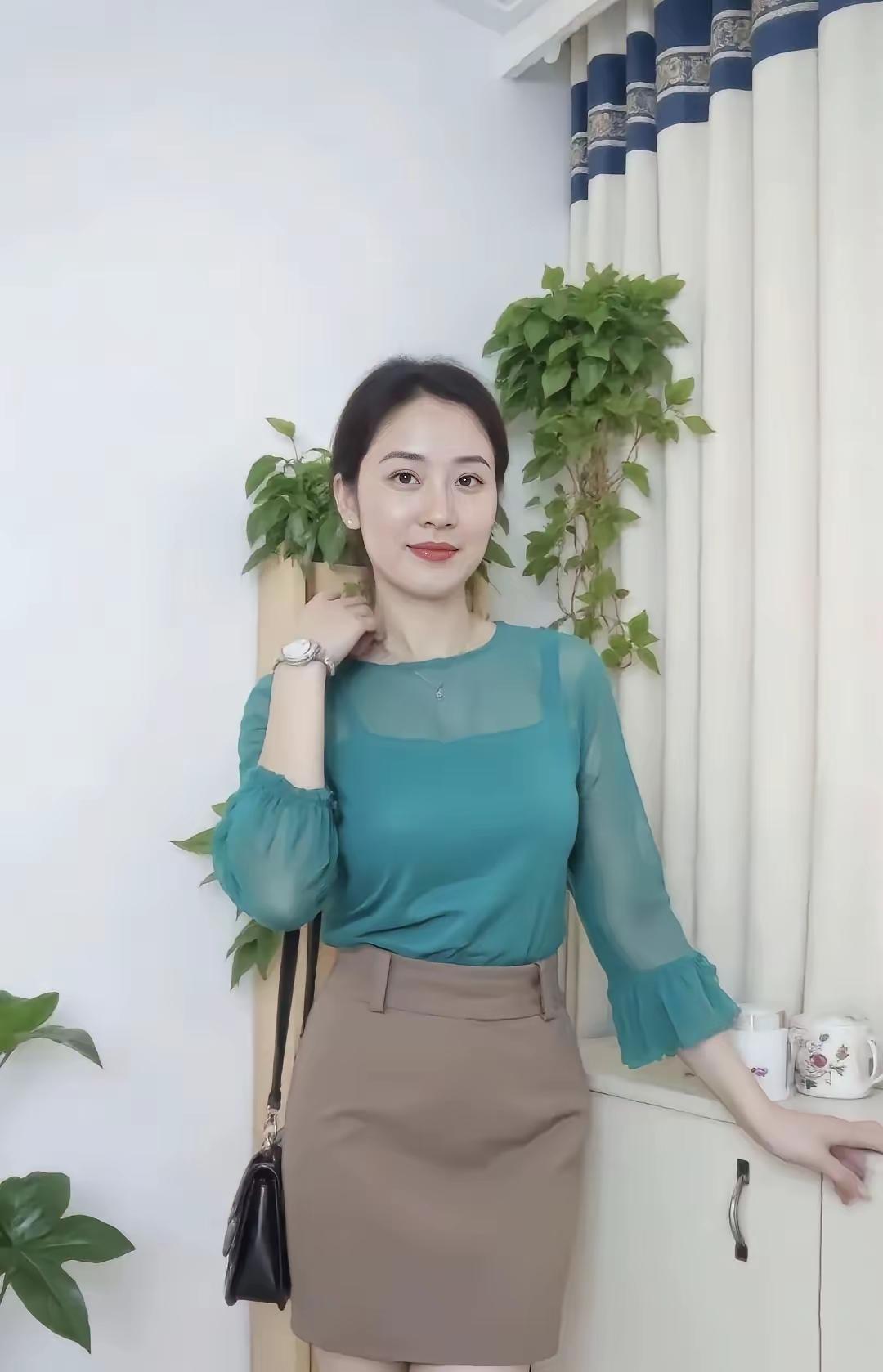 碧玉妆成一树高，万条垂下绿丝绦。