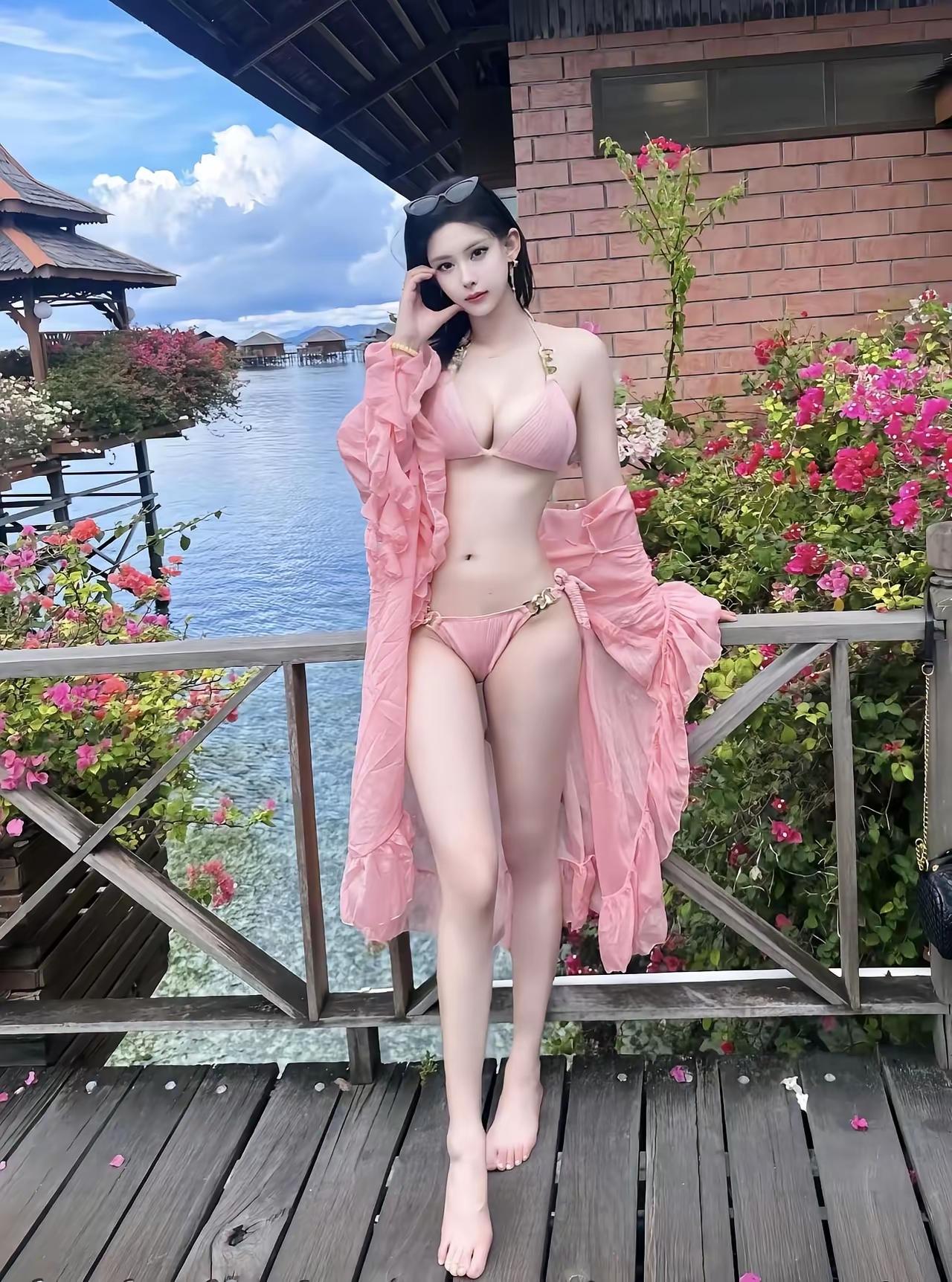 度假风情的粉色比基尼，海滨度假的完美搭配！🌊💃🏖️