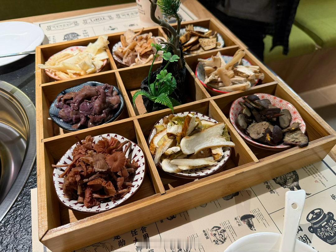 吃见手青讲究一个循序渐进，乌鸡锅，青椒炒，火腿干椒炒 丽江