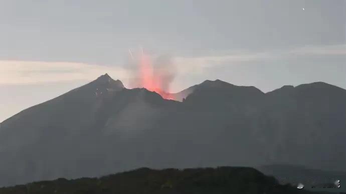 2月3号下午4点10分左右，日本鹿儿岛市，樱岛，南岳山顶火山口，“轰”地一下，爆