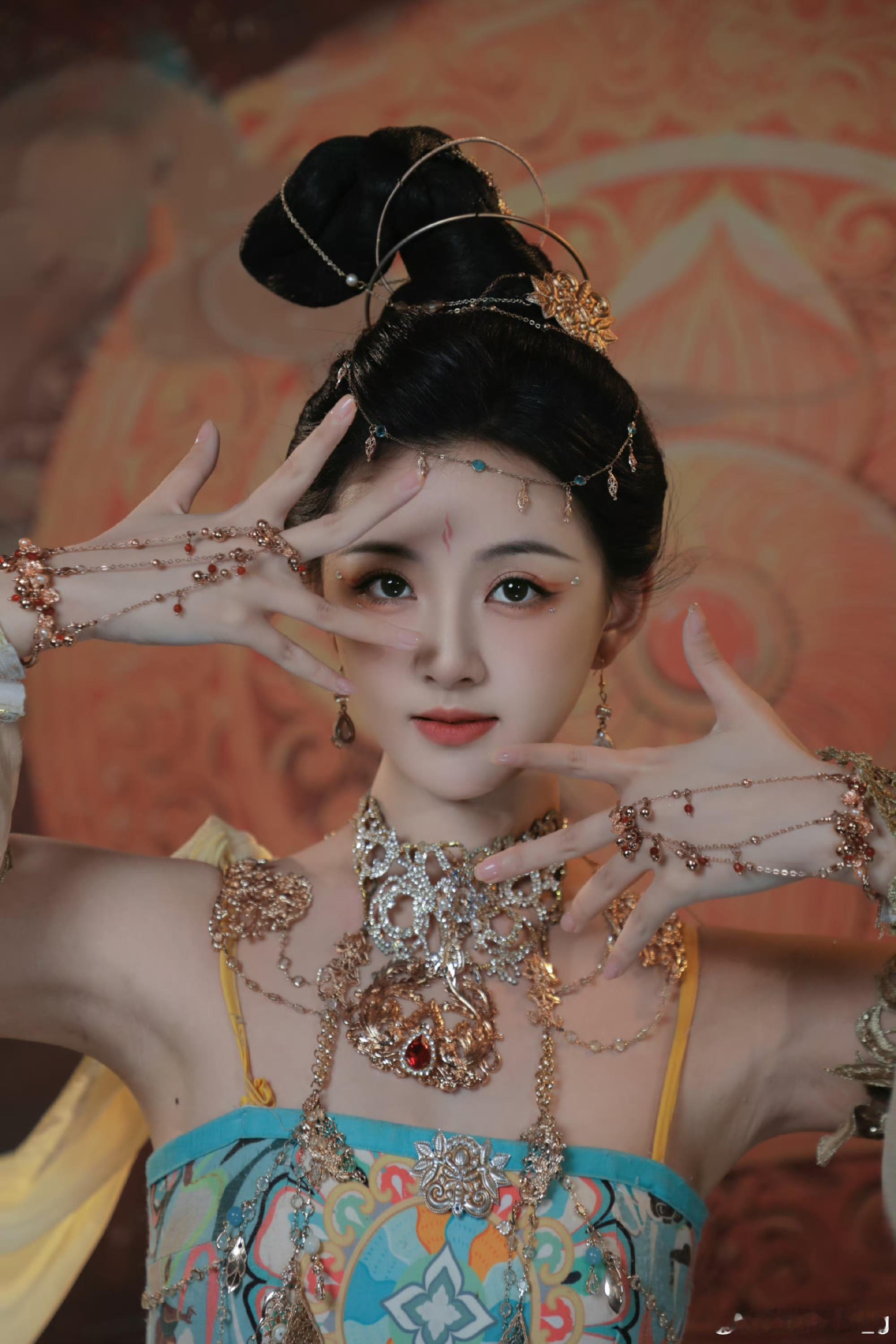 壁画里的仙女跳舞具象化了 王奕婷这组敦煌风写真也非常美啊！敦煌的美真的很高级，王