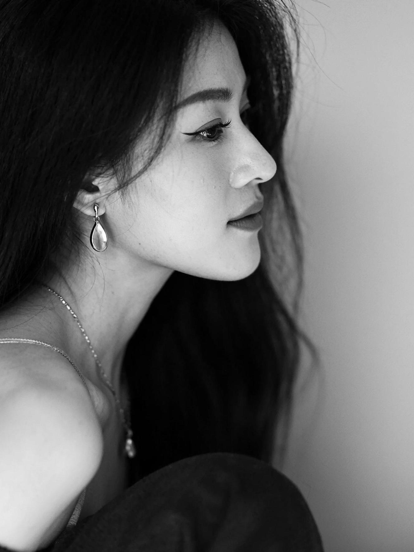 女人有了风骨，便是尤物。露得多的花易谢，压得住霜的梅才绝。谄媚讨好的脸...