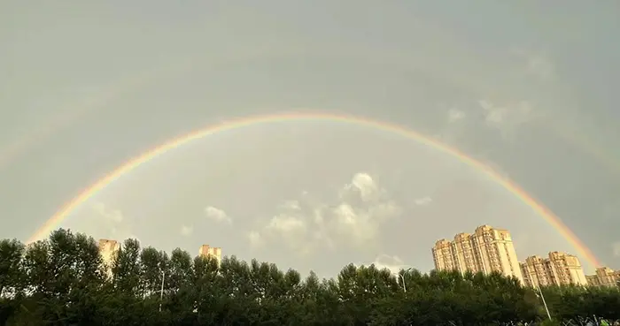 雨后彩虹，看到了吗？
