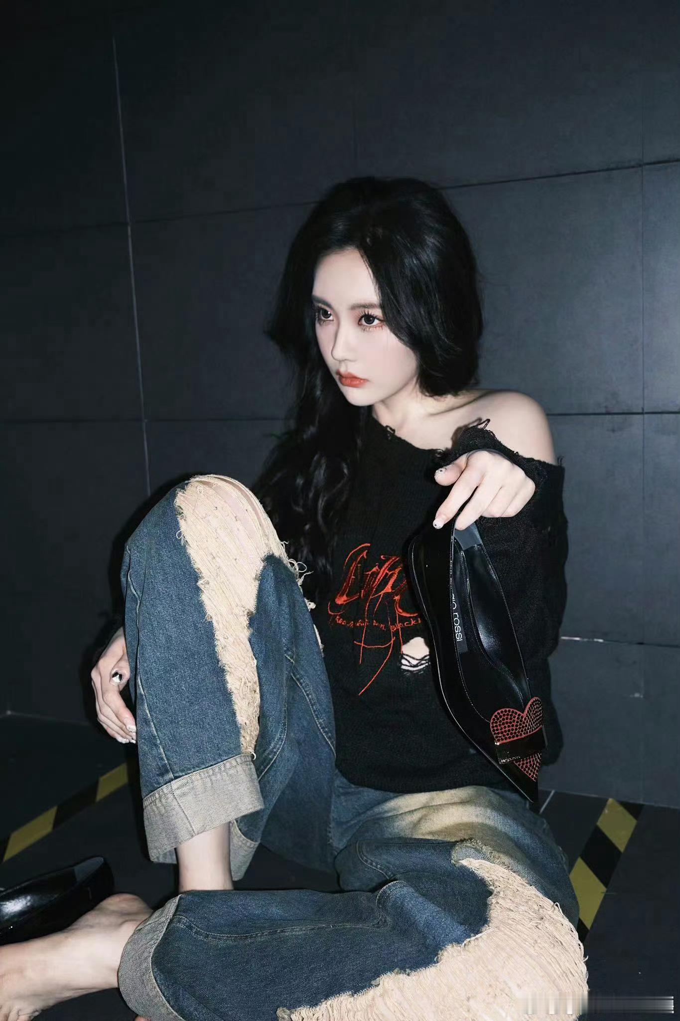 王艺瑾你对你的脸做了什么 就算上火也还是甜滋滋的，对粉丝好，工作又拼。别纠结那些