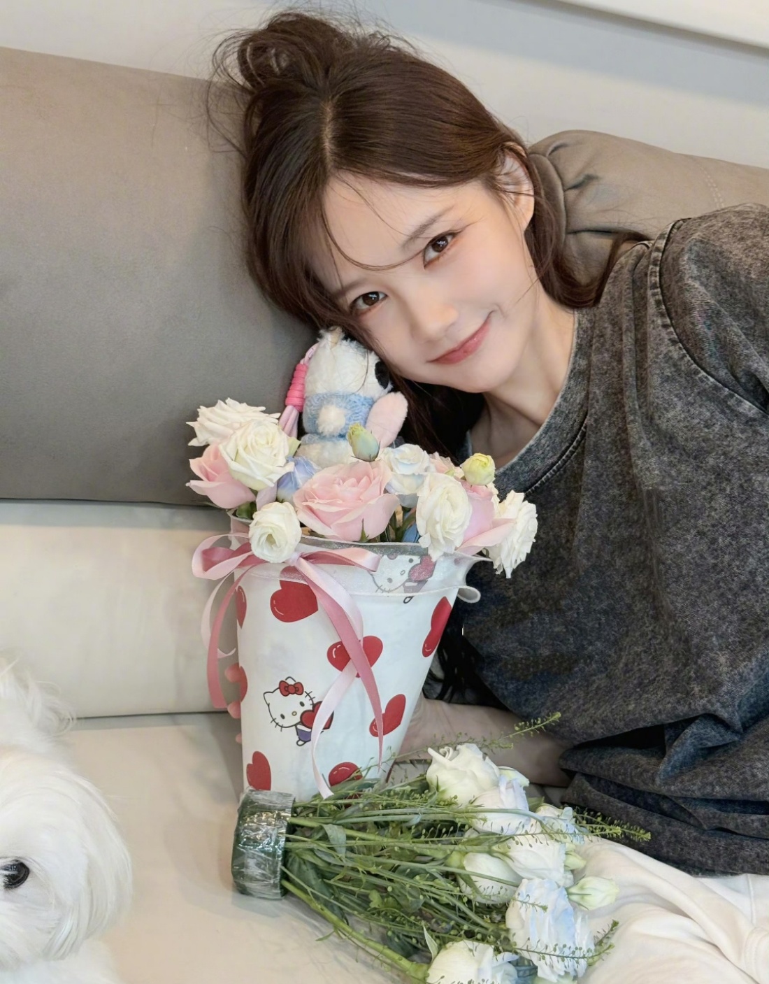 李一桐晒立秋第一束奶茶花仪式感拉满了！[期待] ​​​这么美的人要配最美的花啦～