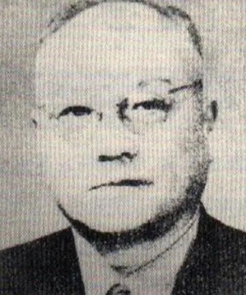 1945年，重庆的夏天闷热难熬，中统局长徐恩曾被撤职，回家摔了帽子，连茶都没喝一