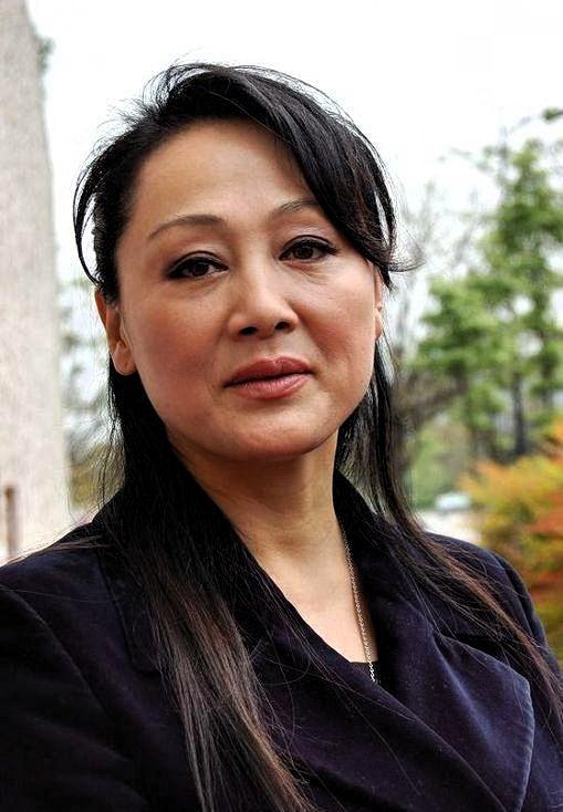 王姬1962年7月20日生于北京，1976年时正好14岁，同年她考入基建工程兵第