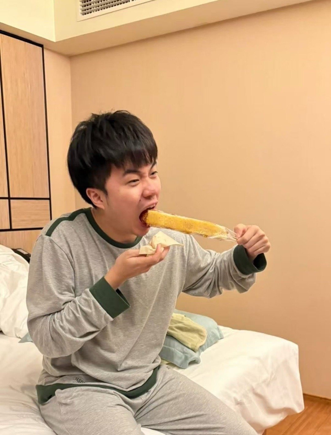 林昀儒在成都混团期间吃草莓奶皮冰糖葫芦🍡 