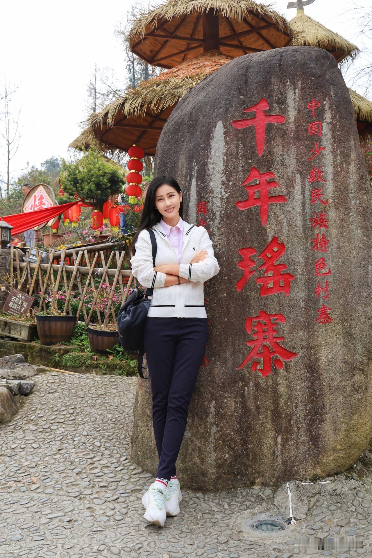 踩着柔软的阳光，走进连南县南岗千年瑶寨，仿佛进入时光隧道，那些古朴的物象，与城市