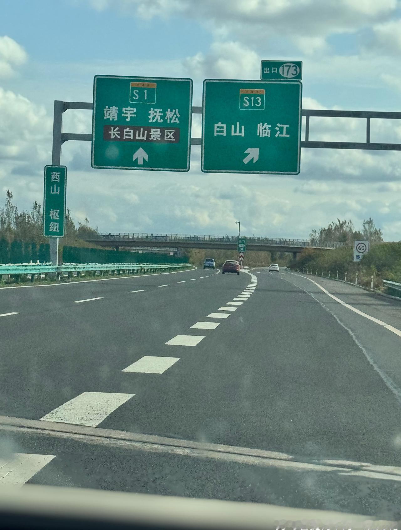 我来到你的城市~
走过你走过的路
熟悉又陌生
应该都还好吧！！！ ​​​