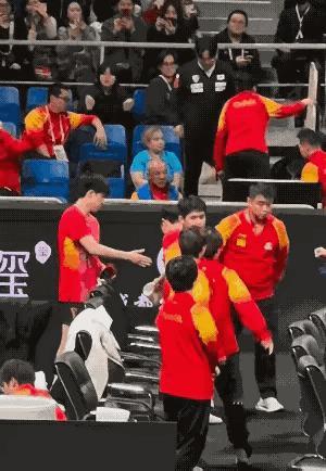 王楚钦和孙颖莎握手惊讶到了蒯曼！！蒯曼：我去，这也可以的？蒯曼羞涩地低下头，双手