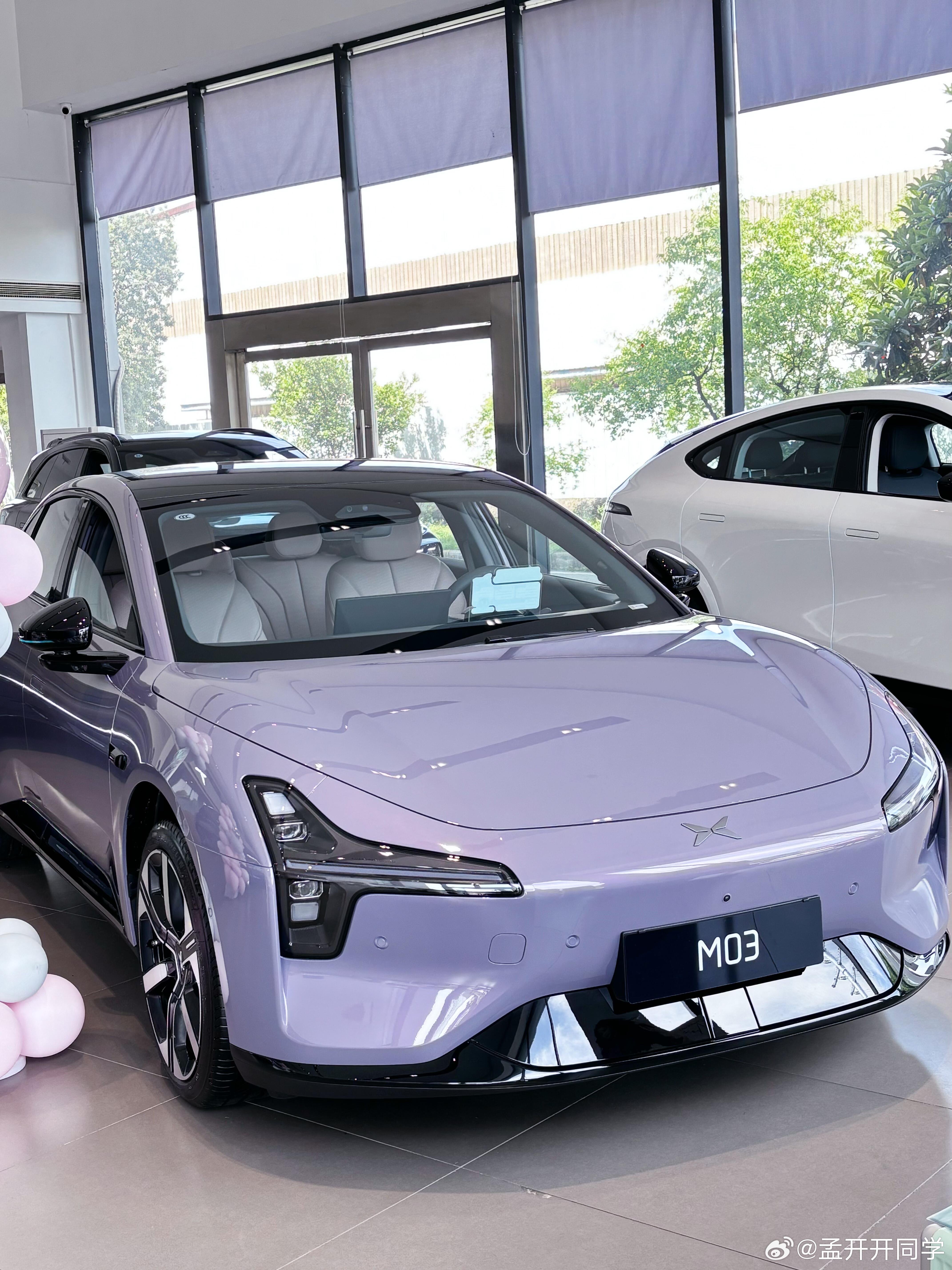 小鹏MONA M03🚗▪️外观：新增罗兰紫、牛油果绿配色，标配电动掀背尾门🎨