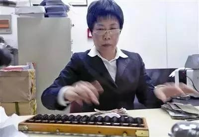 按我地相关政策规定，只要连续任职达到九年以上，离任后按级别和工龄档次，每月分别发