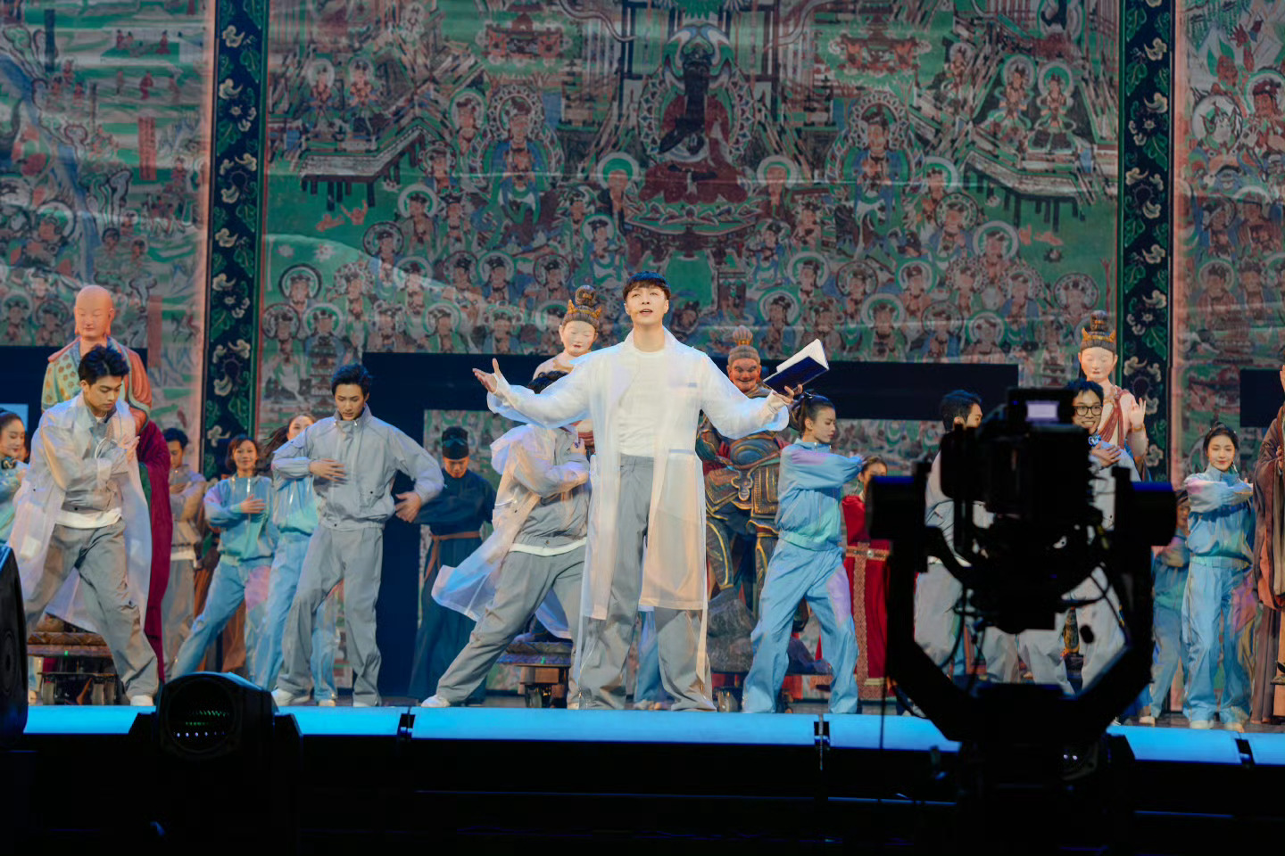 张艺兴话剧感染力  张艺兴一人分饰两角：常书鸿先生和现代青年张燃。要演要唱，还有