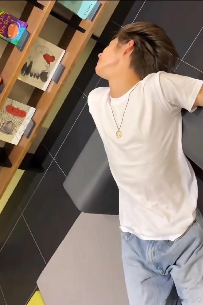 嘿，瞧你正专注着呢，不知在忙啥？我呀，思绪飘远，脑海里各种想法乱窜，正琢磨着些有