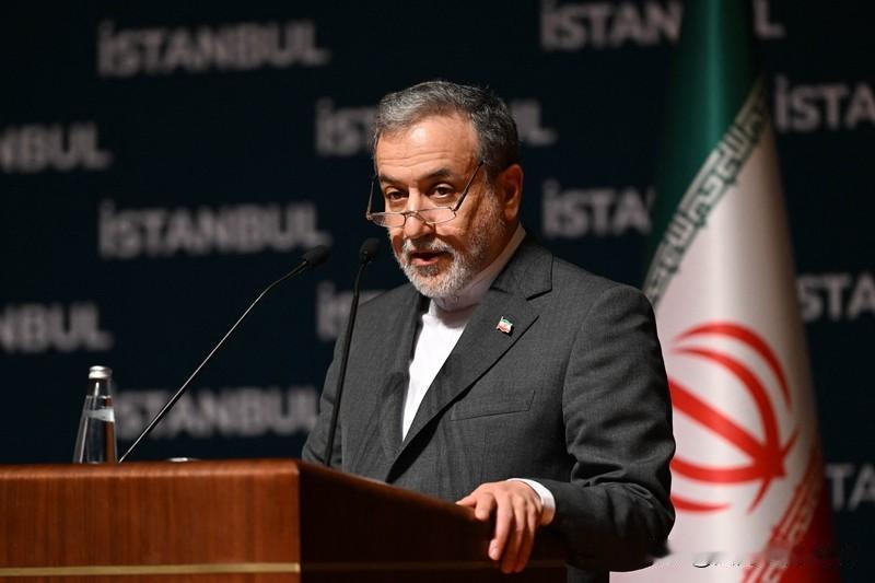 美双航母压境 伊朗外长放话是服软吗 美双航母压境，伊朗外长放话绝不是服软。伊朗外