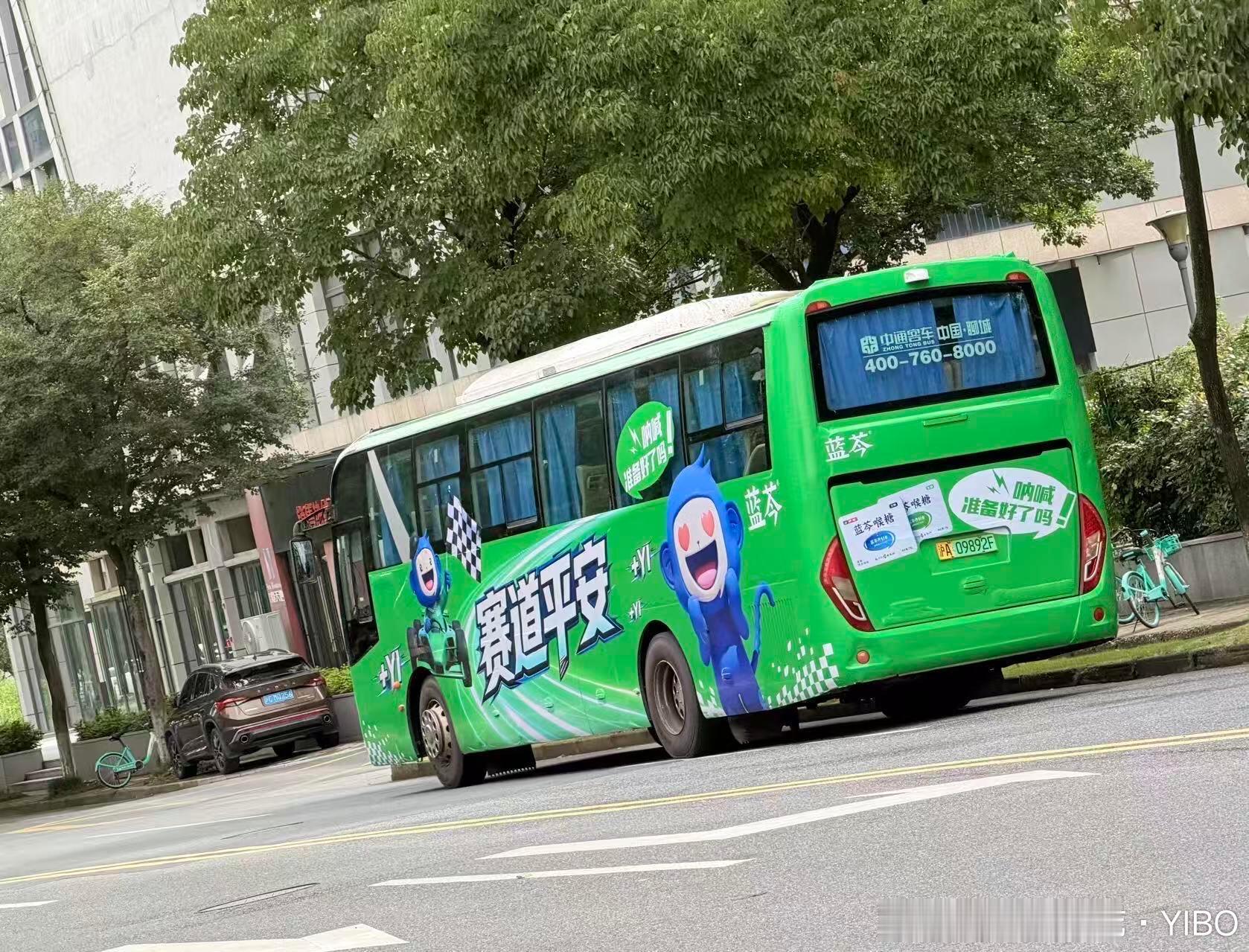 哇~应援车都有了，是谁偷偷藏不住了！王一博热身时刻.骑自行车的王一博 ​​​