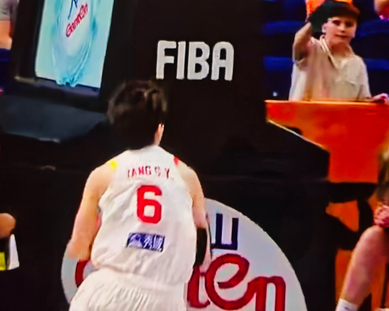 中国女篮vs捷克女篮整场失误25次，加时赢了！祝贺中国姑娘们！加油！ ​​​