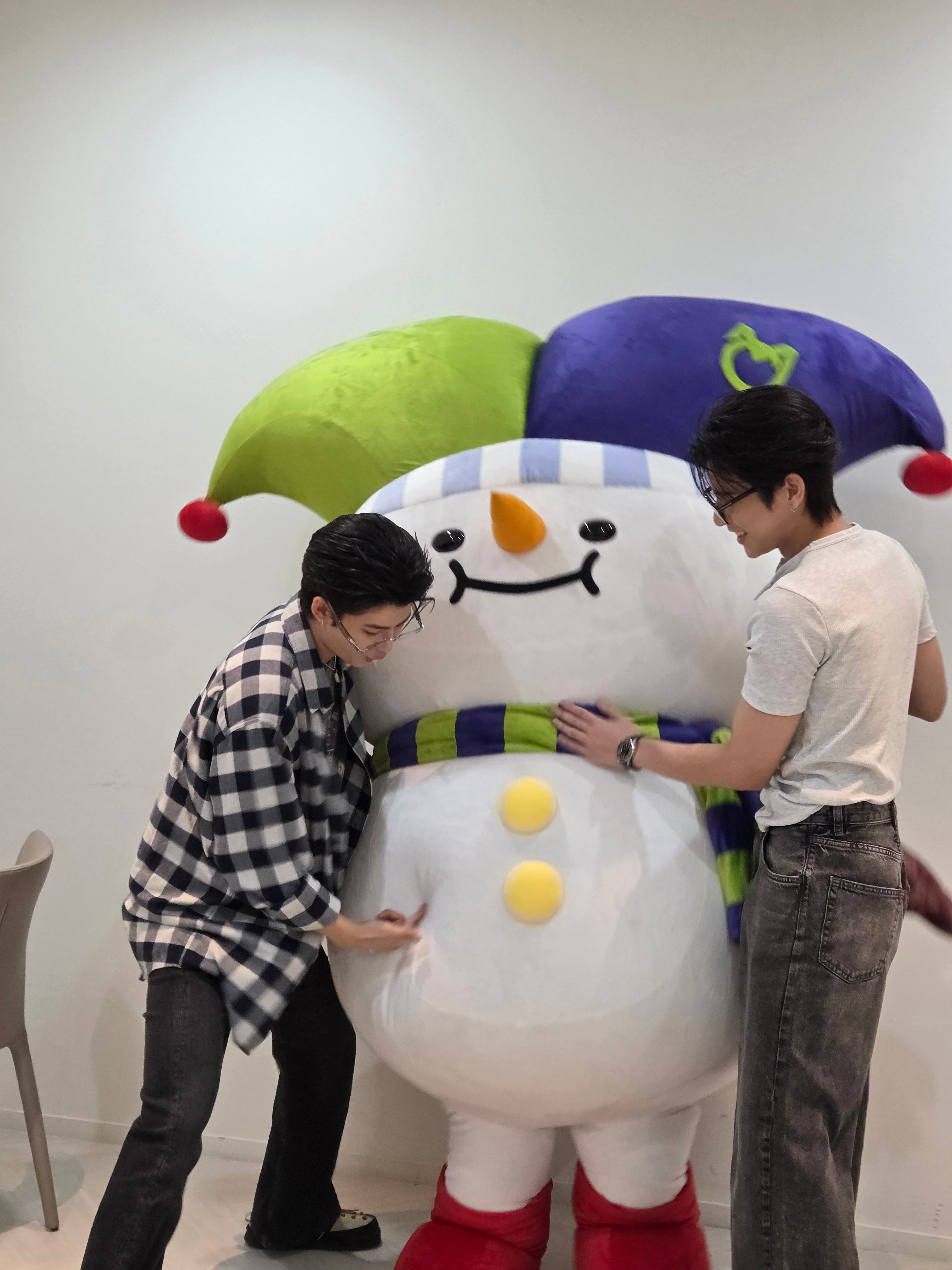 markohm 哈哈哈哈哈mo的最后一句很重点了🤣…“多抱抱mo，不要只顾着和