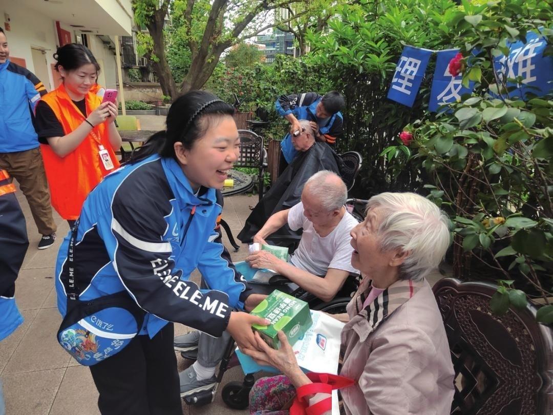 浙江海岛宝妈成真橙装骑手！为啥她们能逆袭？

淘宝活动现场，一群身穿橙色工装的骑