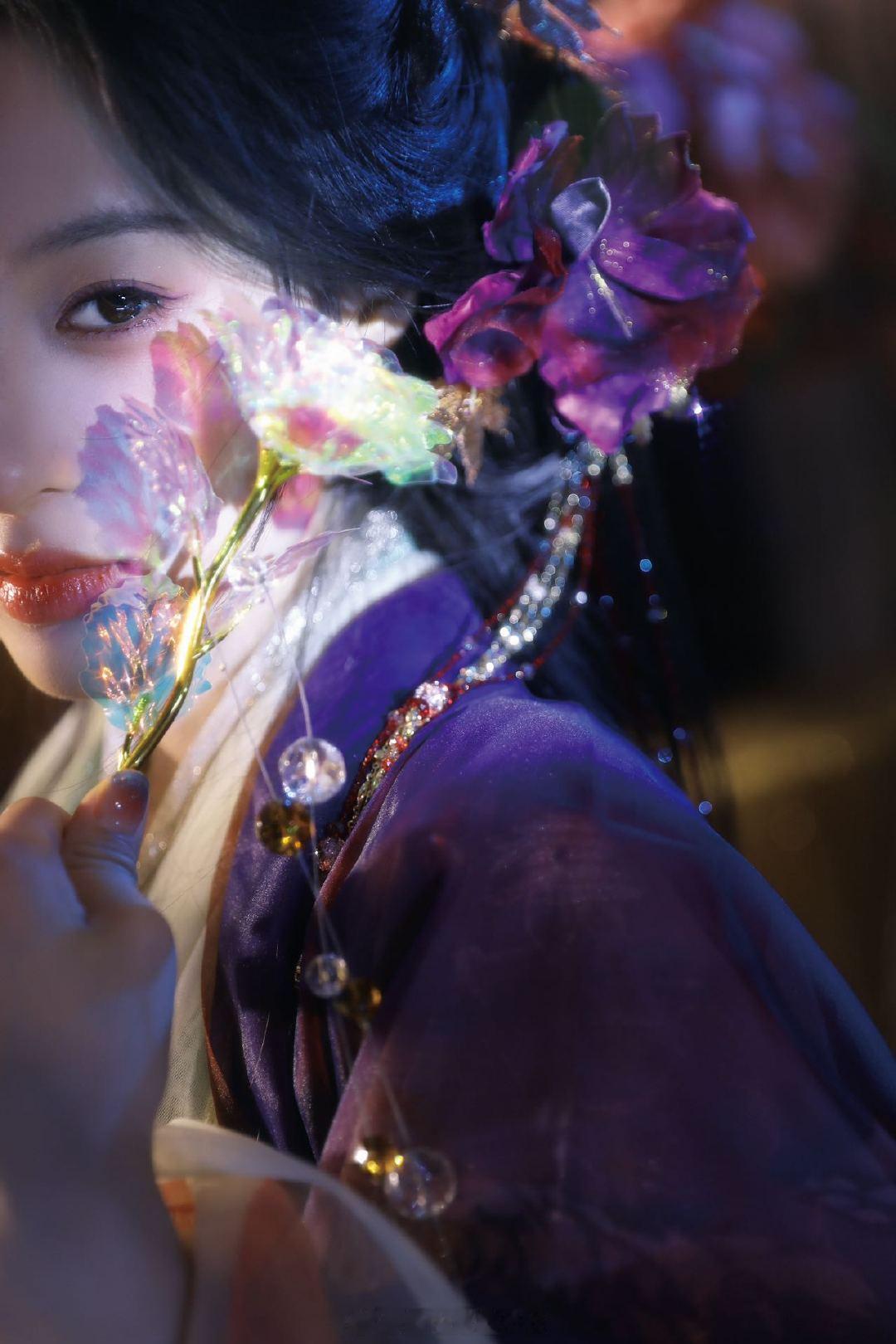 看李嘉鑫的恶女形象，真是让人大呼过瘾！疯批感爆棚，让人忍不住想为她鼓掌欢呼！ 