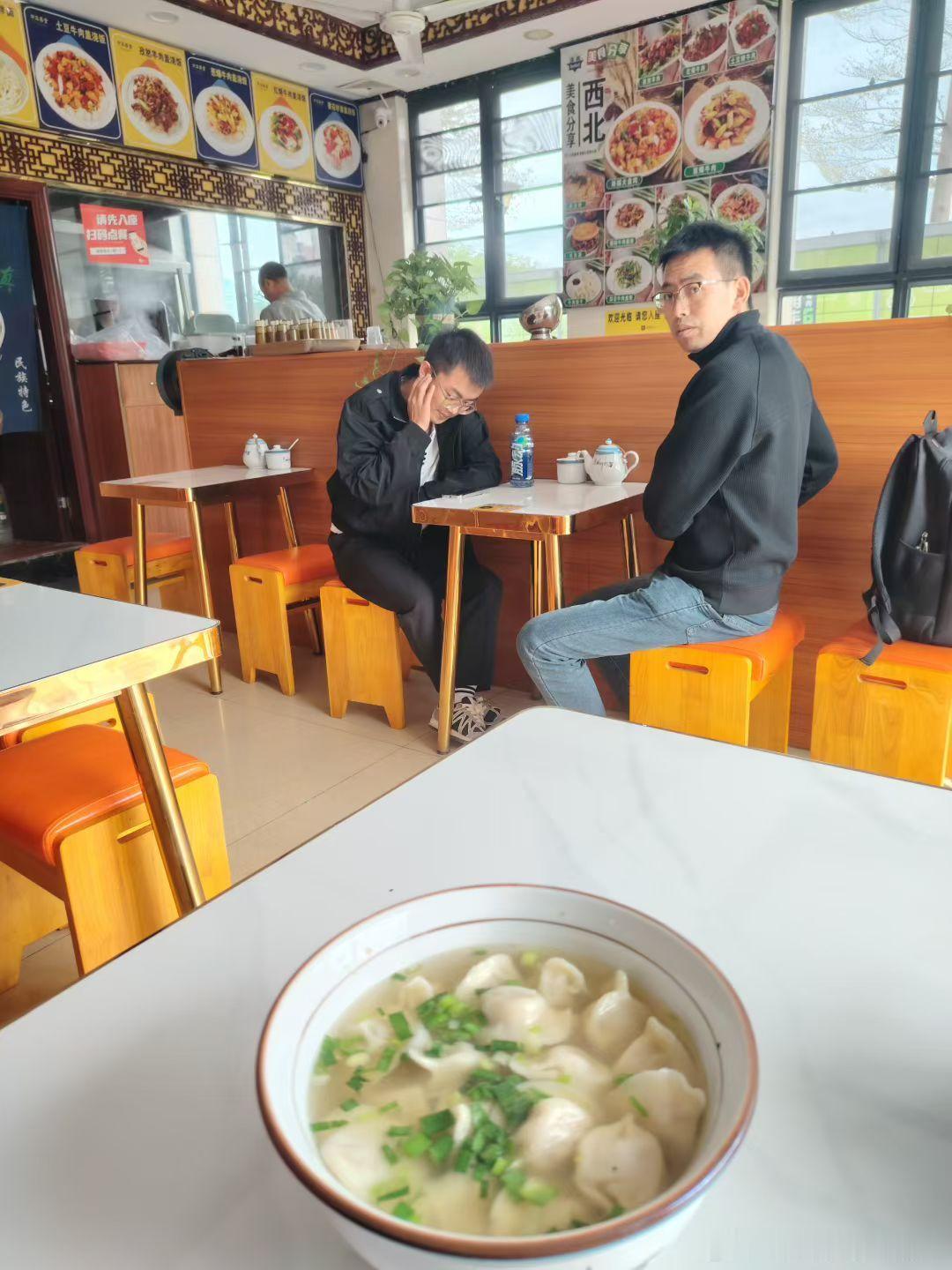 兰州拉面店里有水饺，13元一碗，从深圳赶回广州吃午餐。2025年11月19日下午