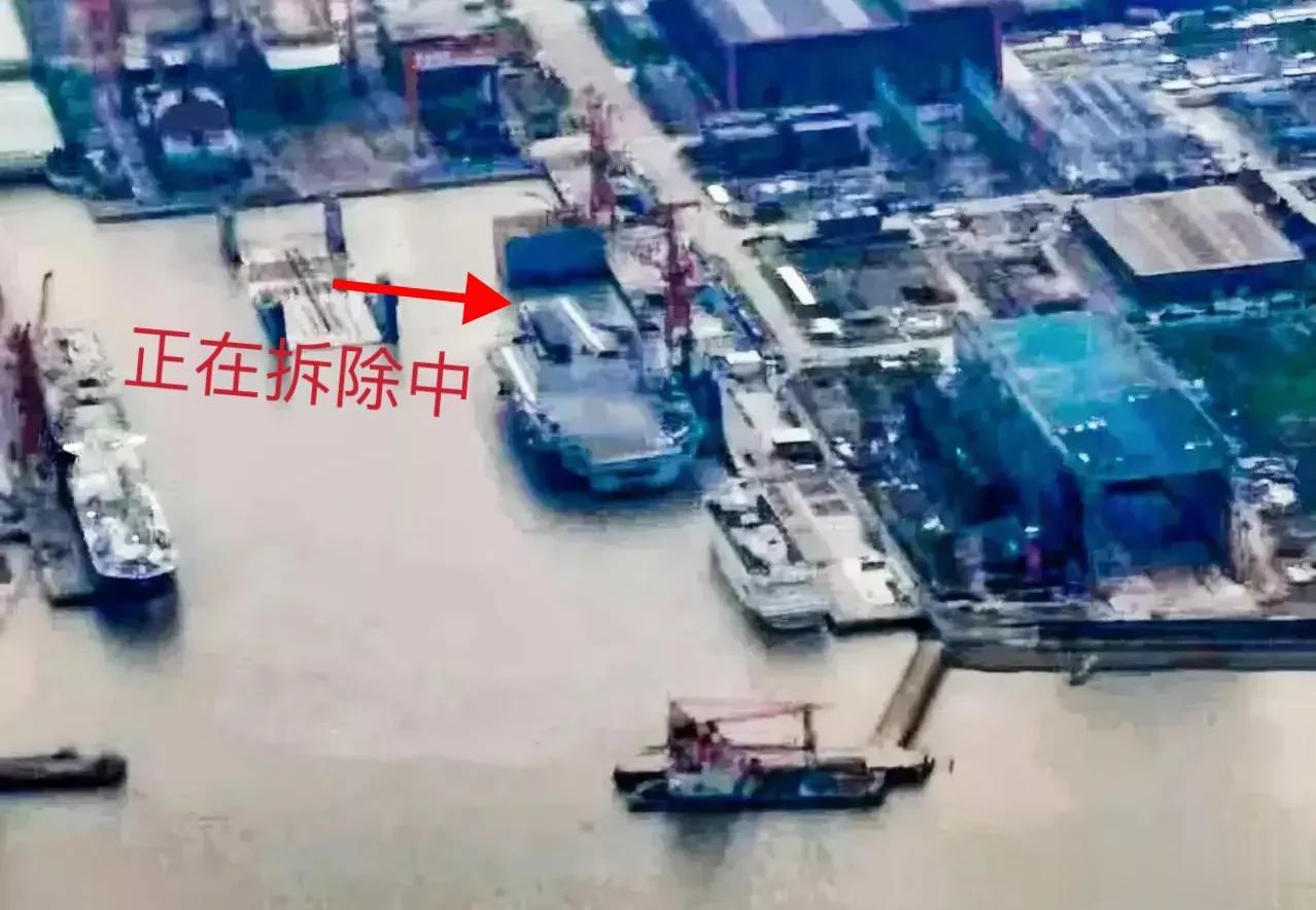 好消息！“福建”舰最后一个弹射器工棚开始拆除。
8月28日，我们通过客机上拍摄的