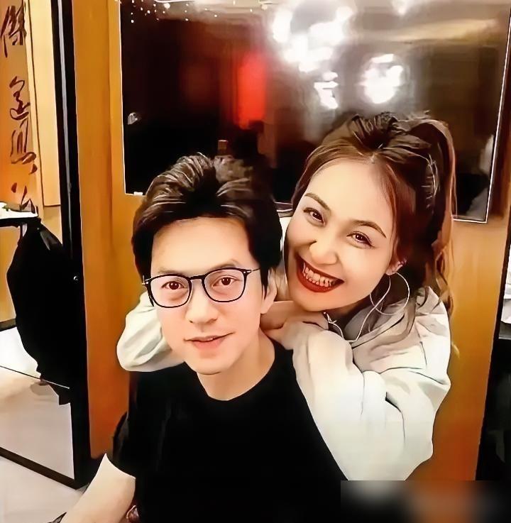 李健的太太，孟小蓓，清华博士，婚后没上班。
两人丁克，租房20年。
这事一出来，