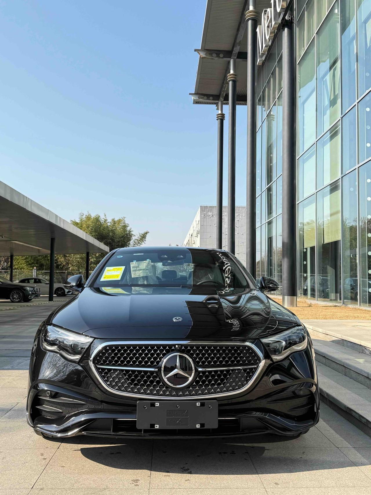 进口E300豪华版，2025款奔驰E300在当下新能源冲击的市场中，依旧保持着豪