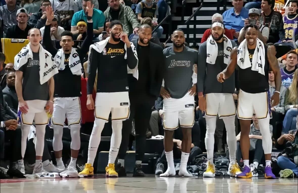 现在的湖人让我怀念起2020赛季的湖人，不是有一点猛。 ​​​