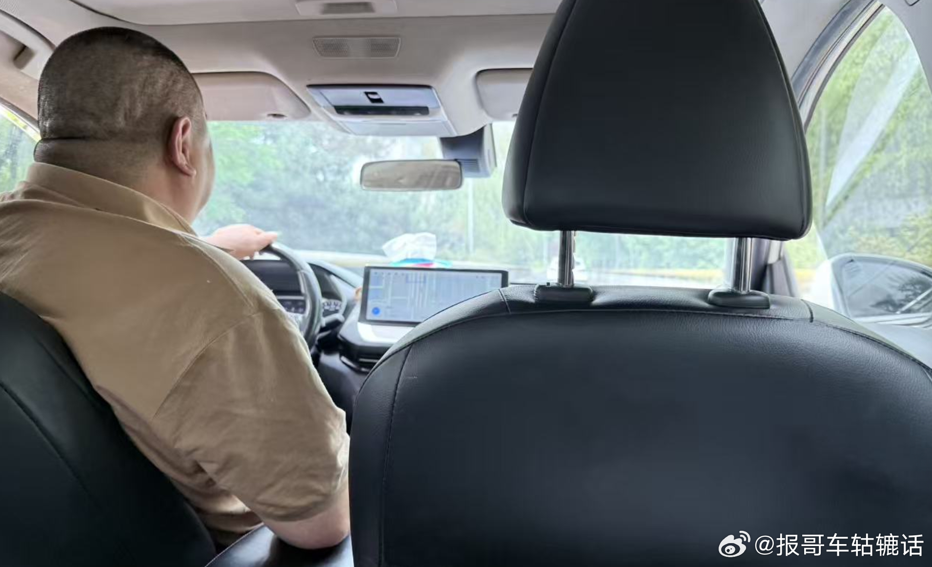 打了辆东风日产轩逸，司机说他正减肥呢，副驾驶上放着黄瓜玉米和胡萝卜。司机说瘦得有