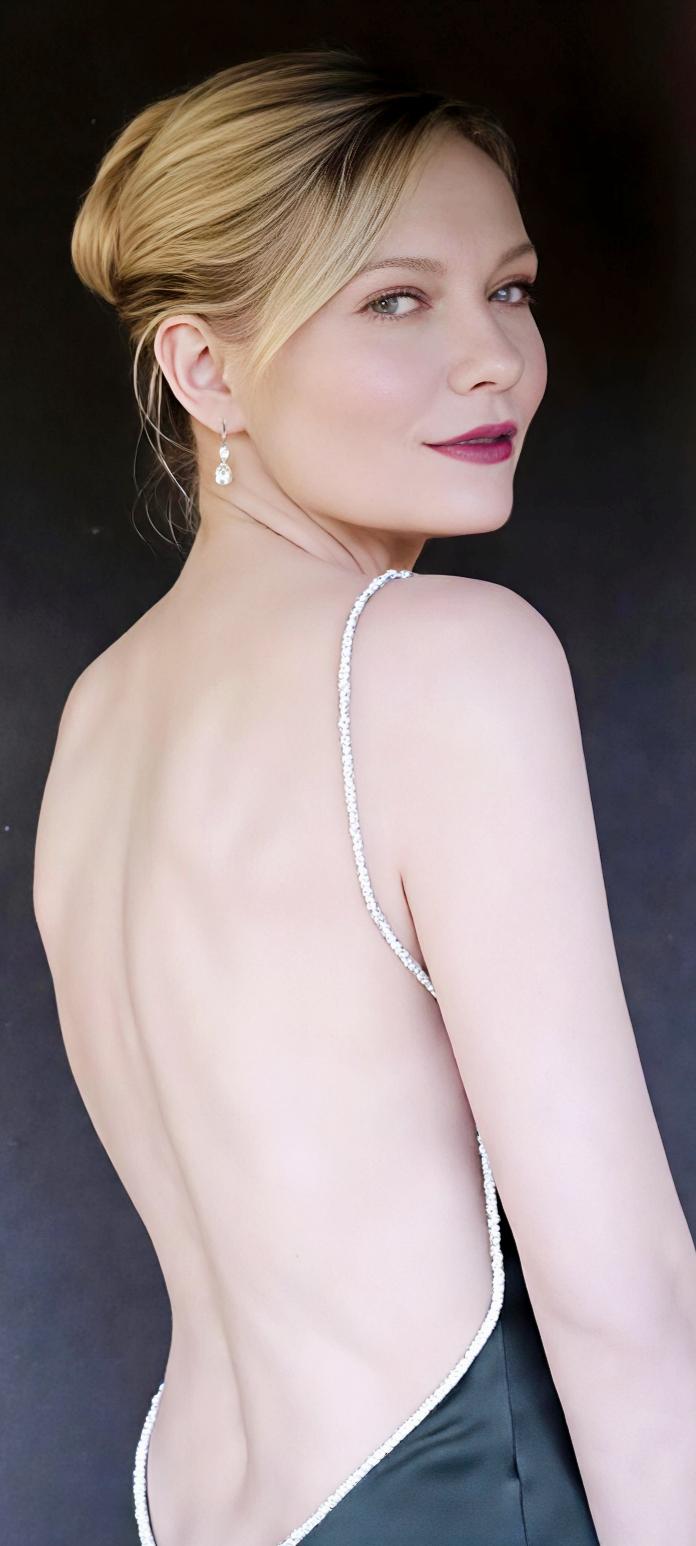 金发红唇全裸背！蜘蛛侠女友艳绝四方。 拥有傲人的身材女明星