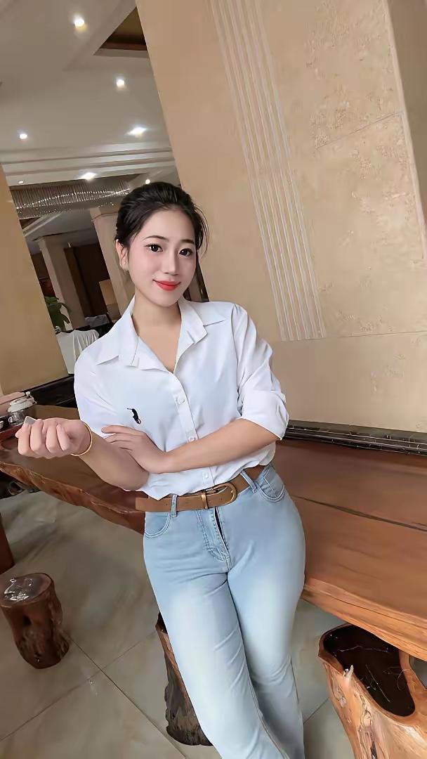 白发里的隐秘心事
 
42岁的老周对着镜子拔第三根白发时，指尖还残留着方才妻子林