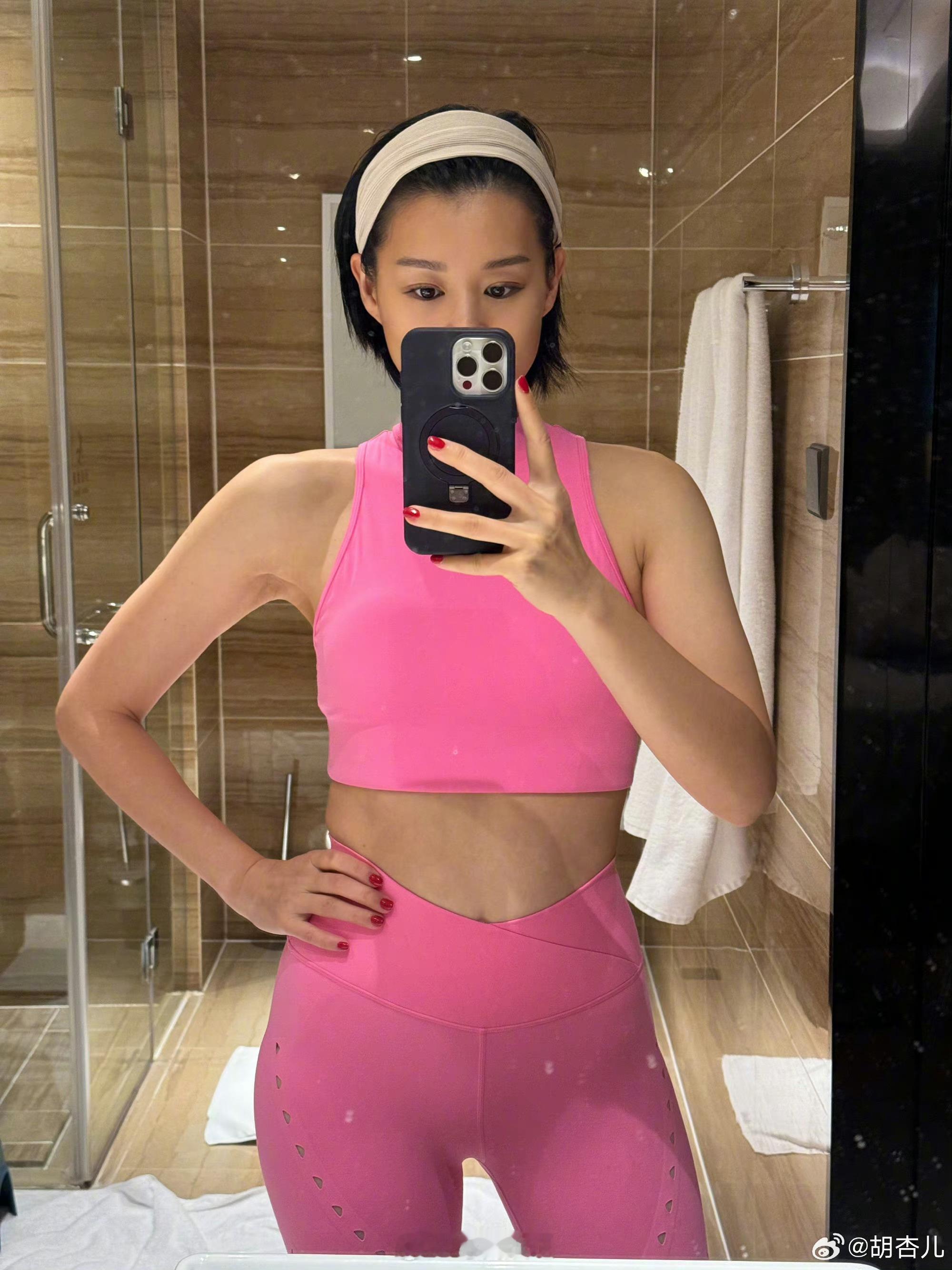 胡杏儿怀四胎了吧胡杏儿晒的新照，有小肚子隆起疑似怀孕，前面有三个儿子，希望这次是
