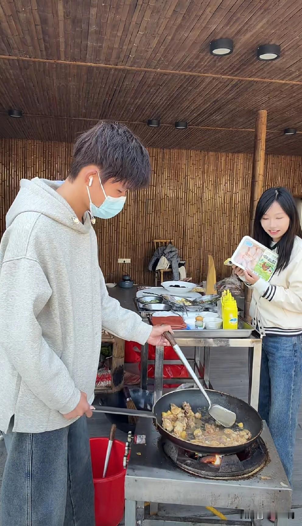 叶瑞聪还会炒菜呢！叶瑞聪妈妈来带货了，正值元旦期间，叶瑞聪放假也来捧场。依然戴着