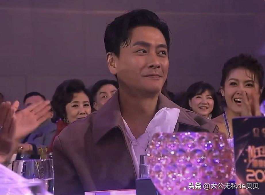 黄宗泽也太好笑了[笑哭][笑哭]

获得大湾区视帝时，一脸淡定，从容不迫就上台了