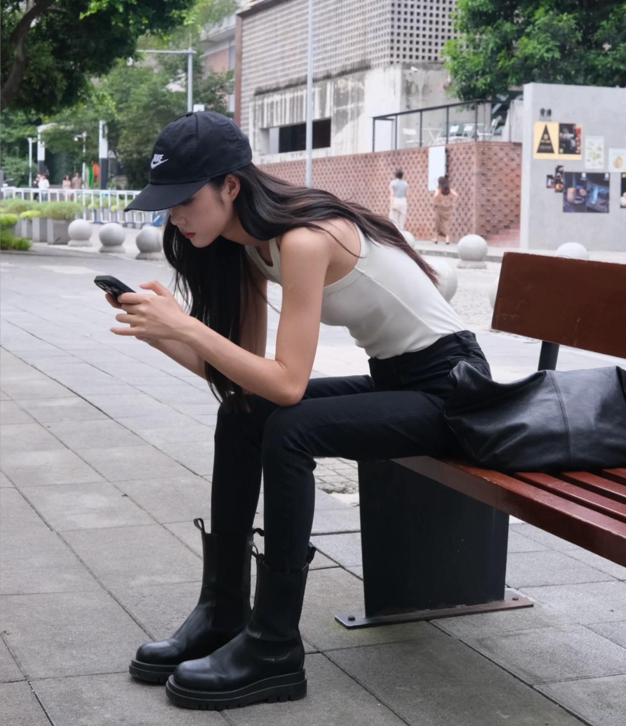现在圆圆润润的女孩嫁不出去吗？
女儿天天跟只猫一样，
不敢吃东西。
已经很瘦了还