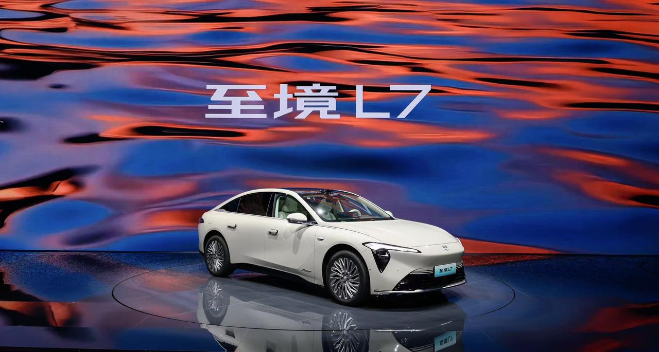 增程车最大的优势是没电还能烧汽油，但增程车最大的痛点也是没电的时候烧汽油——动力