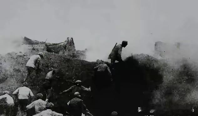 1942年春，五十多个中共的高级干部，被自己人卖了，困在甲山顶上，面对三千日军围