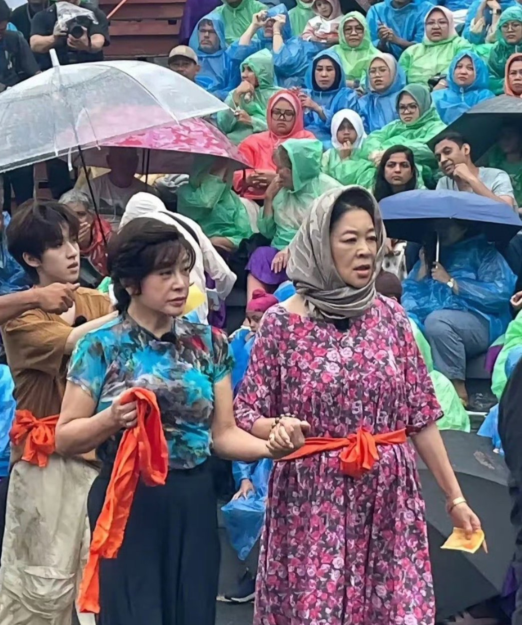 真看不出来刘晓庆比倪萍大8岁？ ​​​